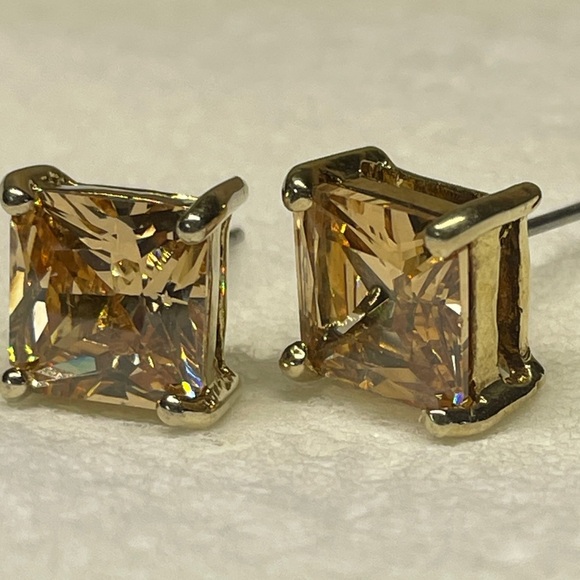 Elegant Gold Stud princess cut morganite 

Beautiful 
Worn once - Picture 3 of 16